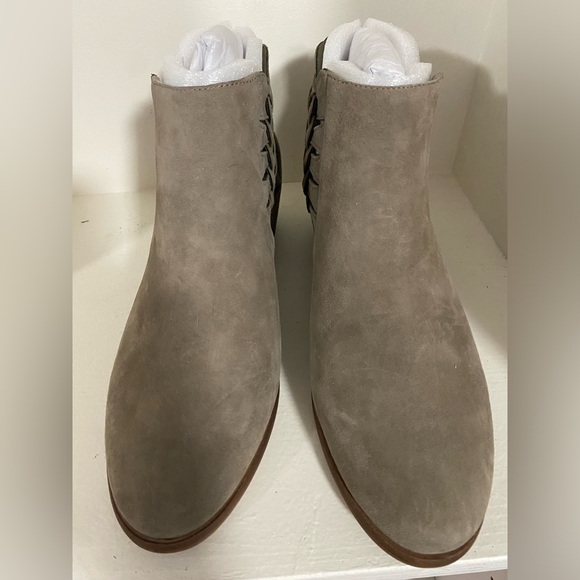 New no box Sz8 womens Vince Camuto bootie - Picture 2 of 4